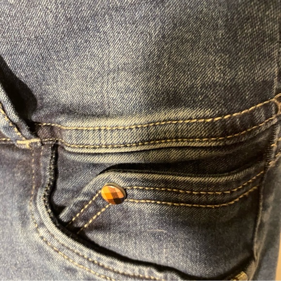 Thaxx Colombian Distressed, Butt Lifting, Capri Jeans.  Size 5 - Picture 6 of 6